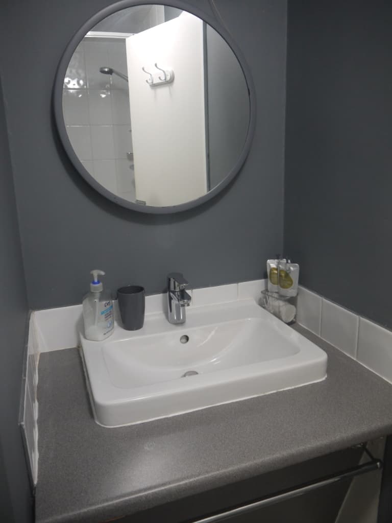 King Room – Ensuite thumb 7