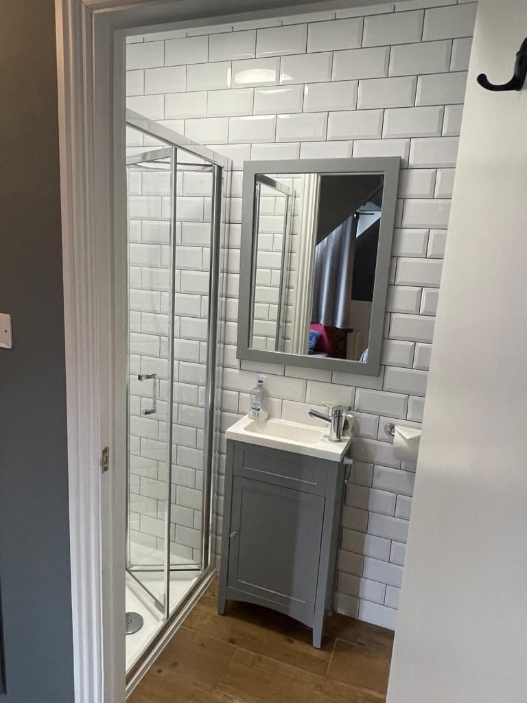 King Room – Ensuite thumb 5