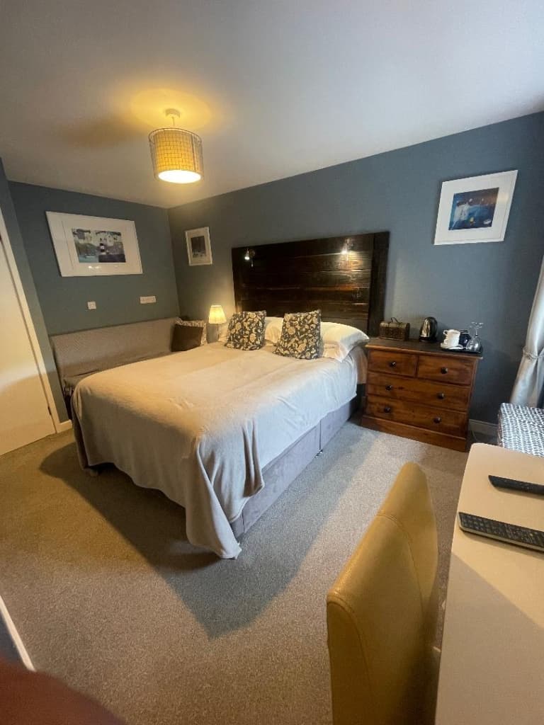 King Room – Ensuite thumb 3