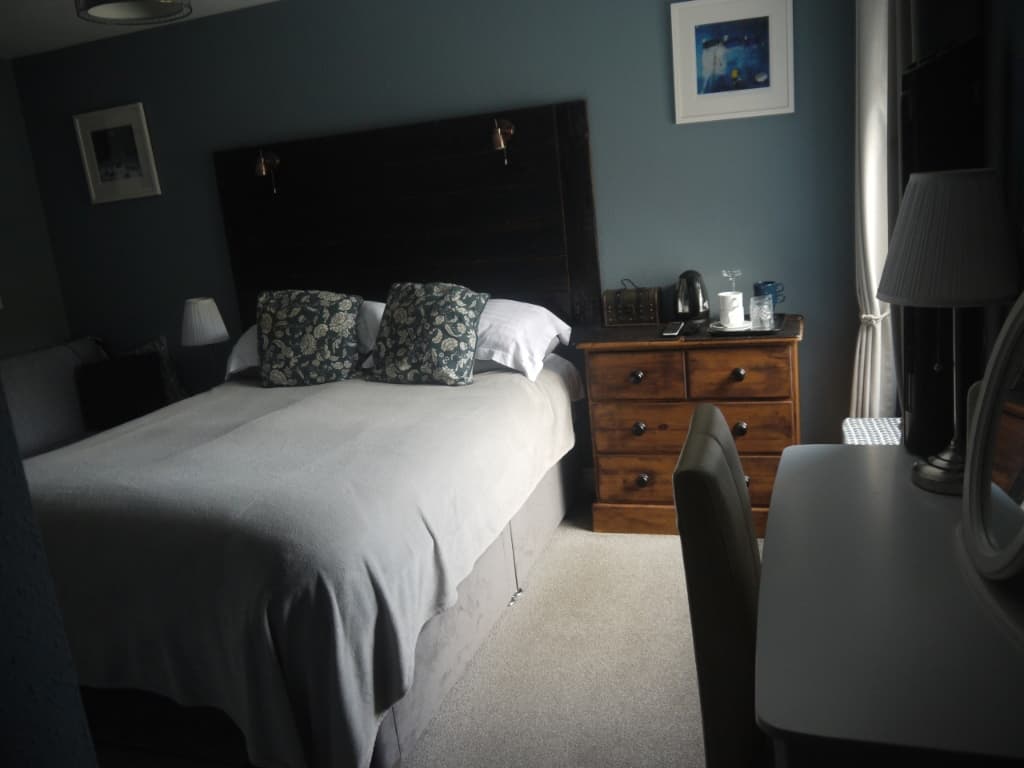 King Room – Ensuite thumb 4