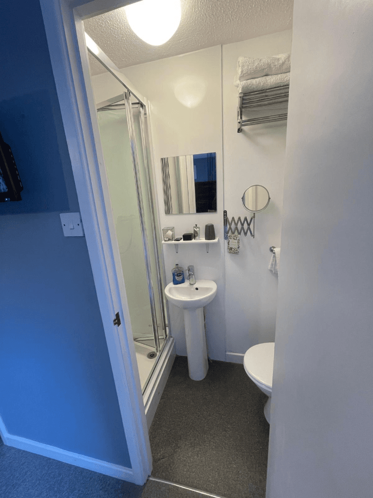 Twin Room – Ensuite thumb 3